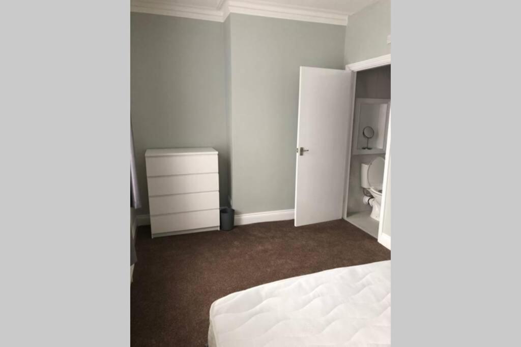 4 Bedroom House In Harrogate Town Centre Экстерьер фото